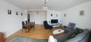 una sala de estar con un sofá y una mesa en Reykjavik Condo, en Reikiavik