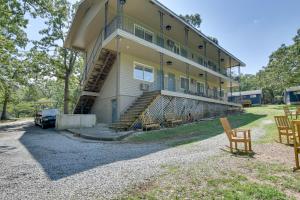 Kimberling CityにあるTable Rock Lake Condo Community Dock and Poolの階段のある大きな建物