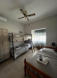 En eller flere senge i et værelse på Agnanti