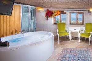 ウチヒサールにあるCappadocia Fairy Chimneys Selfie Cave Hotels - Special Classのバスルーム(バスタブ、椅子2脚、テーブル付) +138枚の写真