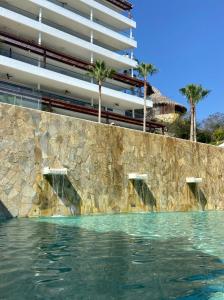 einem Pool mit Wasser vor einem Gebäude in der Unterkunft Arena Bca in La Cruz de Huanacaxtle