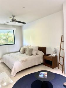 a bedroom with a large bed and a table at Arena Bca in Cruz de Huanacaxtle