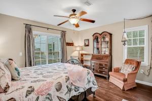 Ένα ή περισσότερα κρεβάτια σε δωμάτιο στο Inviting waterfront cottage w separate garage apartment and stunning marsh view