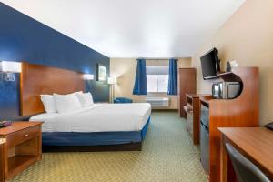 Postel nebo postele na pokoji v ubytování Best Western Parker Inn + 27 fotografií