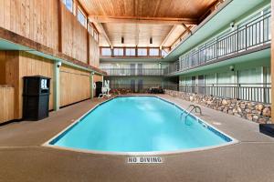 Бассейн в Best Western State Fair Inn или поблизости