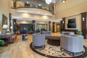 TV a/nebo společenská místnost v ubytování Best Western Plus Lytle Inn and Suites