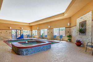 Bazén v ubytování Best Western Plus Lytle Inn and Suites nebo v jeho okolí