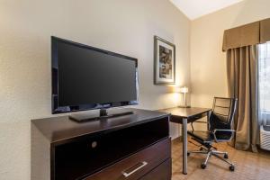 TV a/nebo společenská místnost v ubytování Best Western Plus Lytle Inn and Suites