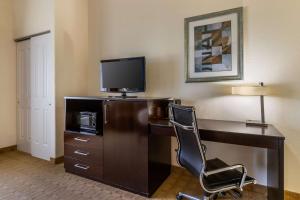 TV a/nebo společenská místnost v ubytování Best Western Plus Lytle Inn and Suites