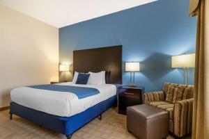 Postel nebo postele na pokoji v ubytování Best Western Plus Lytle Inn and Suites