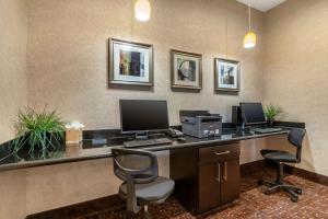 TV a/nebo společenská místnost v ubytování Best Western Plus Lytle Inn and Suites