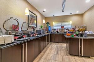 Kuchyň nebo kuchyňský kout v ubytování Best Western Plus Lytle Inn and Suites
