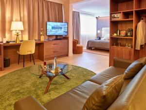 TV a/nebo společenská místnost v ubytování Best Western Plus Metz Technopole
