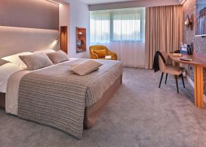 Postel nebo postele na pokoji v ubytování Best Western Plus Metz Technopole