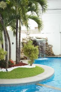 Bazén v ubytování Hotel Mar Azul nebo v jeho okolí