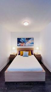 Ένα ή περισσότερα κρεβάτια σε δωμάτιο στο Downtown Toronto Condo, Free indoor parking with amazing view