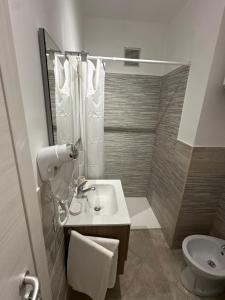 un baño con lavabo e inodoro en NICOTRA'S home, en Catania 5 fotos más