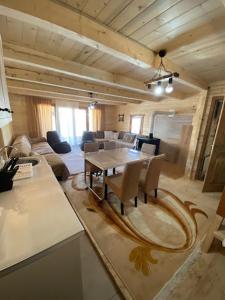 a kitchen and living room with a table and chairs at Villa Klodi in Boge