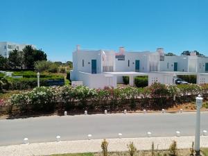 アルヴォルにあるPrainha-Innの通りから見た家の眺め