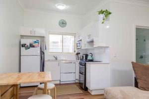 Η κουζίνα ή μικρή κουζίνα στο The Getaway Jervis Bay - In the heart of Vincentia