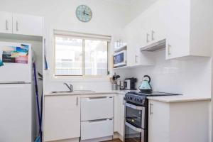 Η κουζίνα ή μικρή κουζίνα στο The Getaway Jervis Bay - In the heart of Vincentia +10 φωτογραφίες
