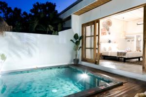 une piscine dans l'arrière-cour d'une maison dans l'établissement ANANA PRIVATE VILLA nusa penida, à Nusa Penida