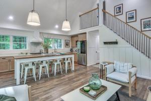 Η κουζίνα ή μικρή κουζίνα στο Treasure Lake Home with Deck Walk to Bimini Lake!