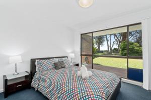 Postel nebo postele na pokoji v ubytování Sabia Beach House Vincentia - Family Fun - Beachfront