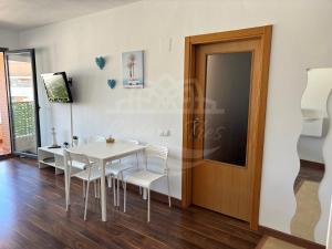 ein Esszimmer mit Tisch und Stühlen und einem Spiegel in der Unterkunft Casa de Tres in Oliva