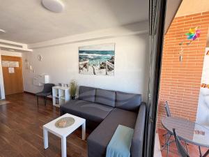 ein Wohnzimmer mit Sofa und Tisch in der Unterkunft Casa de Tres in Oliva