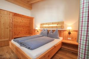 Postel nebo postele na pokoji v ubytování Ferienhaus Loderbichl