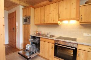 Kuchyň nebo kuchyňský kout v ubytování Ferienhaus Loderbichl