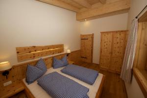 Giường trong phòng chung tại Ferienhaus Loderbichl