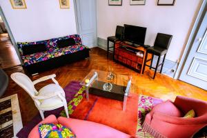 un salon avec un canapé et une télévision dans l'établissement Le St Amour Élégant 2 chambres *Wifi/Super Centre*, à Besançon