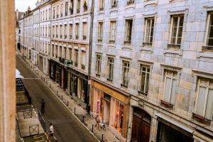 une rue vide devant un grand bâtiment dans l'établissement Le St Amour Élégant 2 chambres *Wifi/Super Centre*, à Besançon