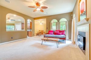 Χώρος καθιστικού στο 5 Mi to Lake Cedar Park Home with Outdoor Oasis