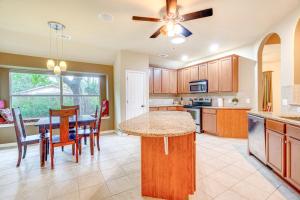 Η κουζίνα ή μικρή κουζίνα στο 5 Mi to Lake Cedar Park Home with Outdoor Oasis
