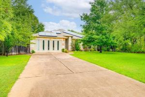 Κήπος έξω από το 5 Mi to Lake Cedar Park Home with Outdoor Oasis