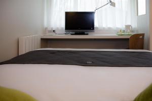 Postel nebo postele na pokoji v ubytování Hotel inn Design Laval