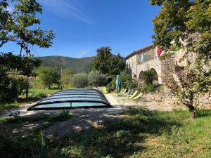 a group of benches in front of a building at Kinsman sur Moment-Ardèche-com in Les Vans