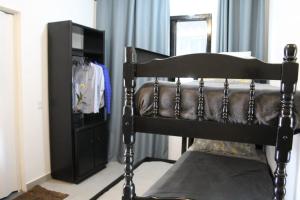 a black chair in a room with a mirror at casa com bela vista em Bragança Paulista in Bragança Paulista