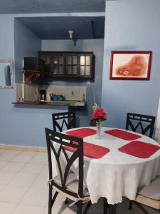 einen Esstisch mit einem roten und weißen Tischtuch in der Unterkunft Departamento en el corazón de cozumel in Cozumel
