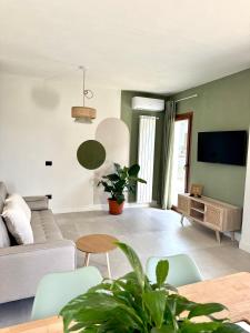 un salon avec un canapé et une télévision dans l'établissement Il Cortile del Borgo, à Borgo Ticino