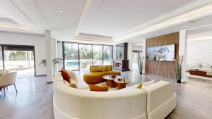 Televisyen dan/atau pusat hiburan di Villa S- Luxurious 8 masterbedrooms villa on 3000m2, close to all amenities, Golf and heart of Souissi
