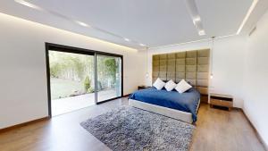 Katil atau katil-katil dalam bilik di Villa S- Luxurious 8 masterbedrooms villa on 3000m2, close to all amenities, Golf and heart of Souissi +91 gambar