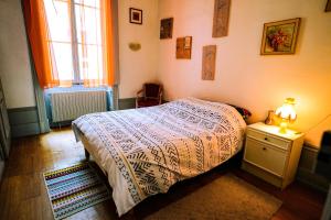 - une chambre avec un lit et une lampe sur une table de chevet dans l'établissement Le St Amour Élégant 2 chambres *Wifi/Super Centre*, à Besançon