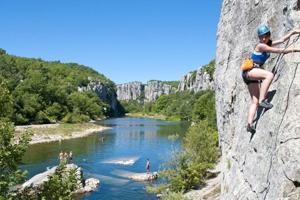 LablachèreにあるHamlet sur Moment-Ardeche-comの女性が川の近くの岩壁から懸垂下降している
