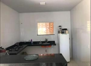 Η κουζίνα ή μικρή κουζίνα στο Casa com piscina próximo à praia do sudoeste