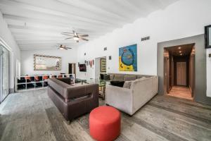 Χώρος καθιστικού στο New Villa Jungle Paradise Heated Pool BBQ Soccer +57 φωτογραφίες