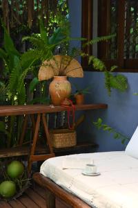 a room with a table with a plant and an umbrella at Pousada Habitat Caraíva in Caraíva
